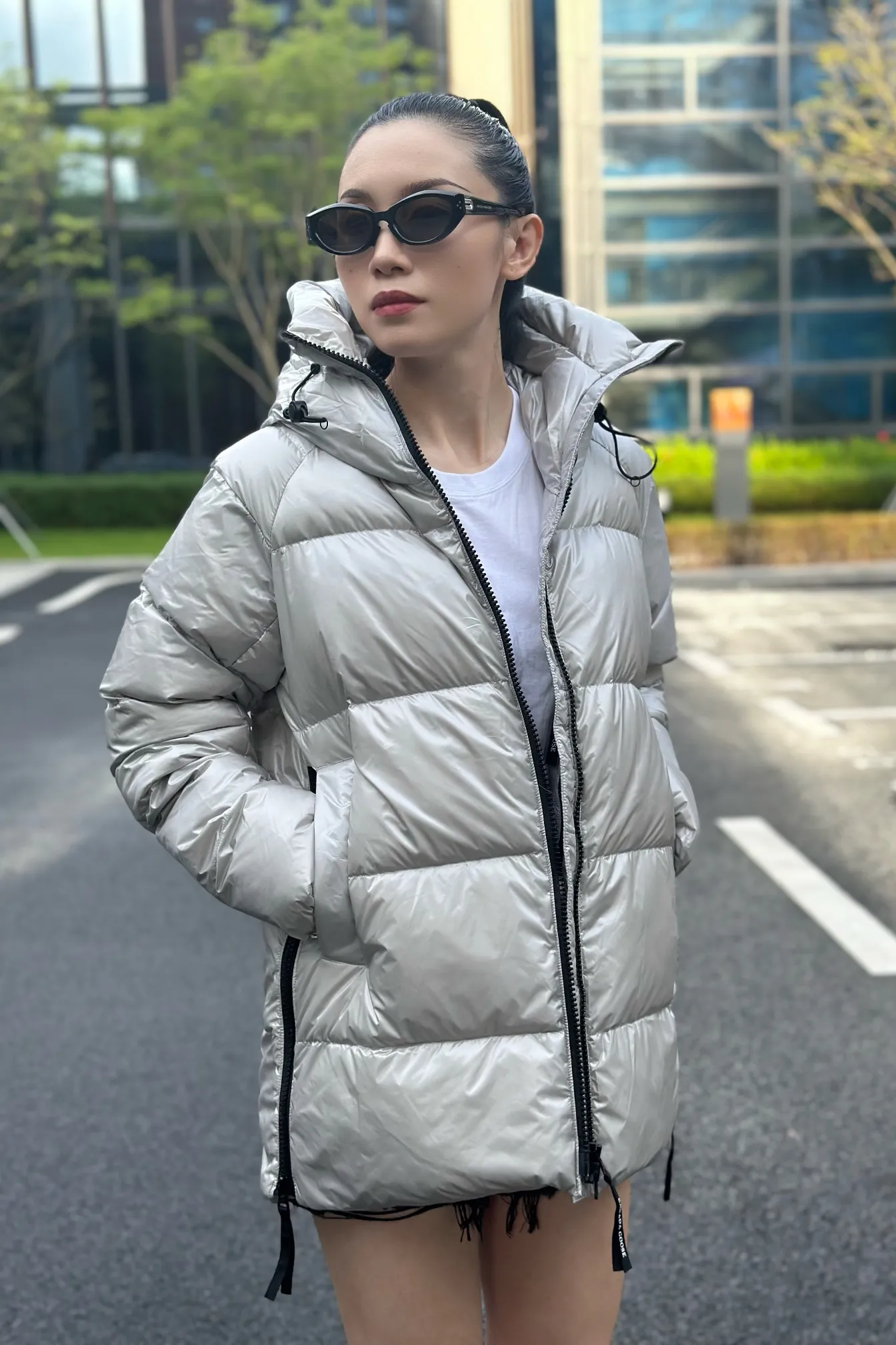P1060 Big Goose 2239L Women's Puff Bread Jacket [Specially for foreign trade with high quality] Canada Goose Canada Goose Cypress Series Hooded Waterproof, Windproof and Warm Down Jacket Women's The new style of the Cypress series will make you stand out. This down jacket is an ideal winter piece. This style is filled with white duck down. Featuring a thin, channel-filled construction with lightweight fabrics and trim, it feels lightweight and adds warmth. The chin-protecting suede knit stand-up collar is soft and adds comfort. An adjustable down hood with cord closure adds warmth and protection against the elements. The back is designed with the iconic double-stripe black reflective decorative stripes to make you more visible in dim environments. The inner layer has removable elastic straps, making the jacket easy to carry on the shoulder and hands-free. Side zipper gusset dries and breathes when moving. Color: black with red label, silver birch Size: XS-2XL